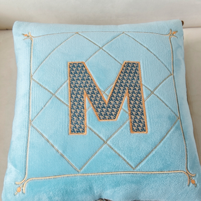 91家纺网 家纺一手货源 找家纺 阳光依佰2022新款牛奶绒多功能抱枕被系列-字母M 天蓝
