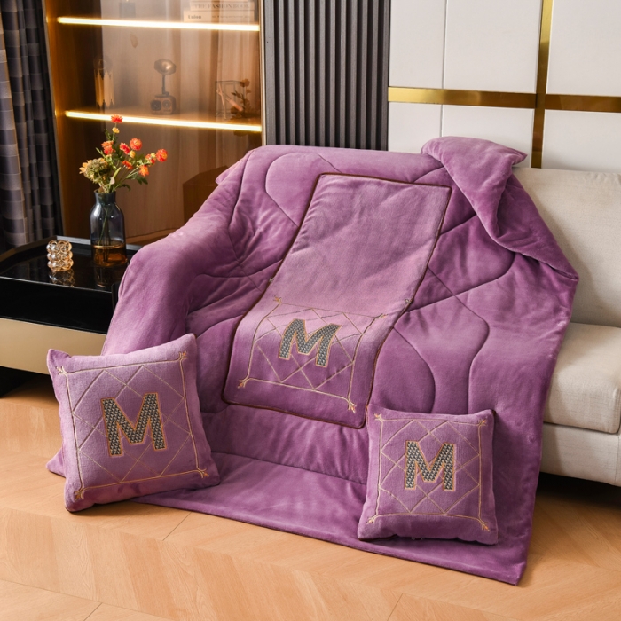 91家纺网 家纺一手货源 找家纺 阳光依佰2022新款牛奶绒多功能抱枕被系列-字母M 紫色