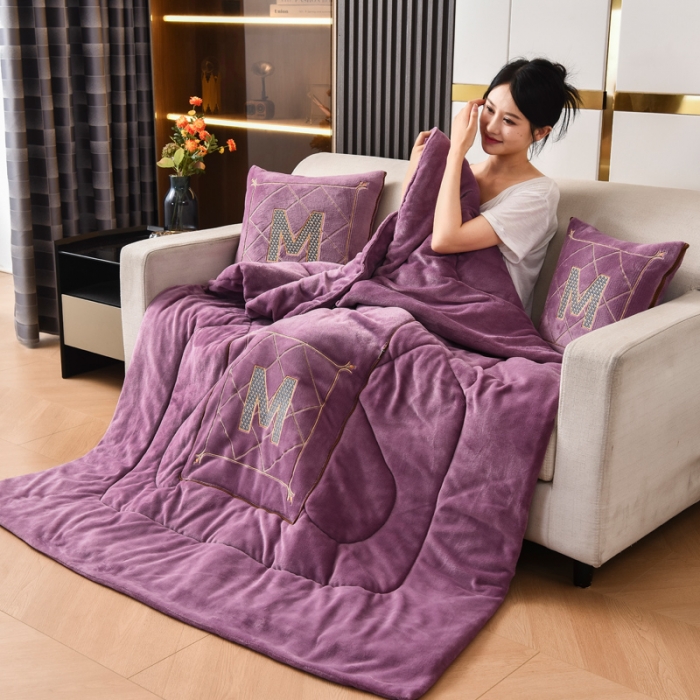 91家纺网 家纺一手货源 找家纺 阳光依佰2022新款牛奶绒多功能抱枕被系列-字母M 紫色