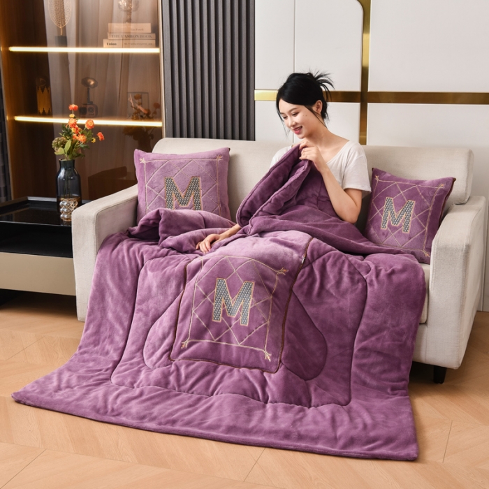 91家纺网 家纺一手货源 找家纺 阳光依佰2022新款牛奶绒多功能抱枕被系列-字母M 紫色