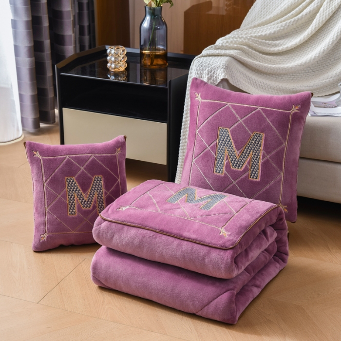 91家纺网 家纺一手货源 找家纺 阳光依佰2022新款牛奶绒多功能抱枕被系列-字母M 紫色