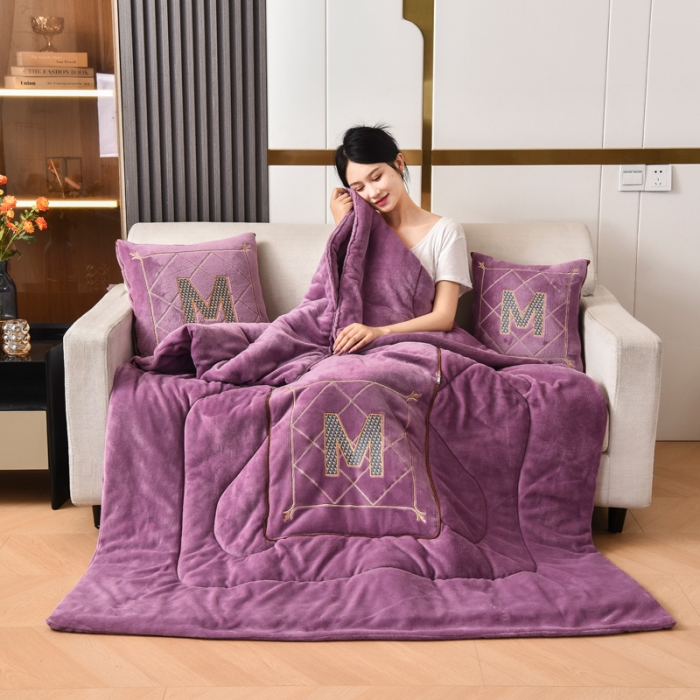 91家纺网 家纺一手货源 找家纺 阳光依佰2022新款牛奶绒多功能抱枕被系列-字母M 紫色