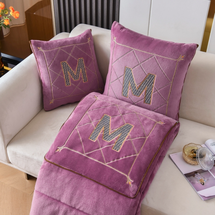 91家纺网 家纺一手货源 找家纺 阳光依佰2022新款牛奶绒多功能抱枕被系列-字母M 紫色