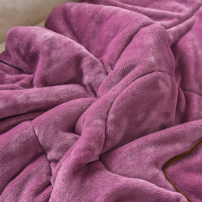 91家纺网 家纺一手货源 找家纺 阳光依佰2022新款牛奶绒多功能抱枕被系列-字母M 紫色