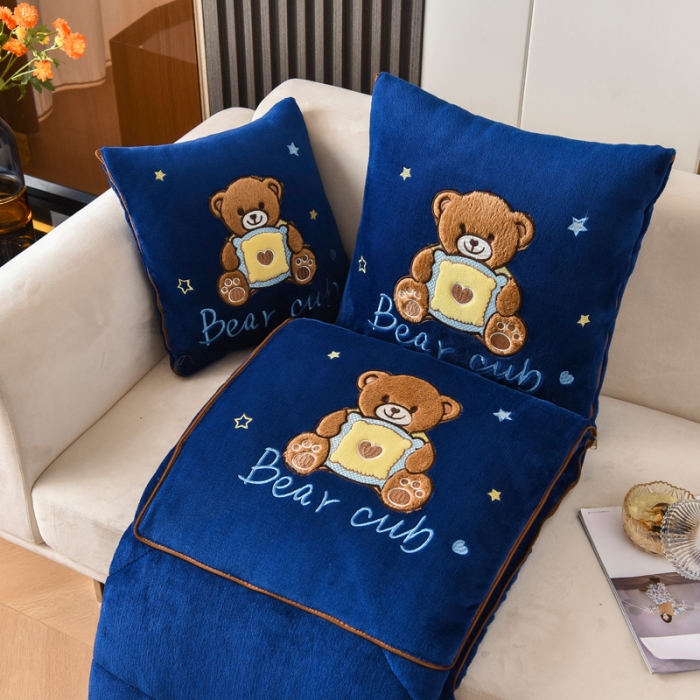 91家纺网 家纺一手货源 找家纺 阳光依佰2022新款牛奶绒多功能抱枕被系列-艾尼熊 藏蓝