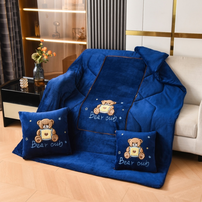 91家纺网 家纺一手货源 找家纺 阳光依佰2022新款牛奶绒多功能抱枕被系列-艾尼熊 藏蓝