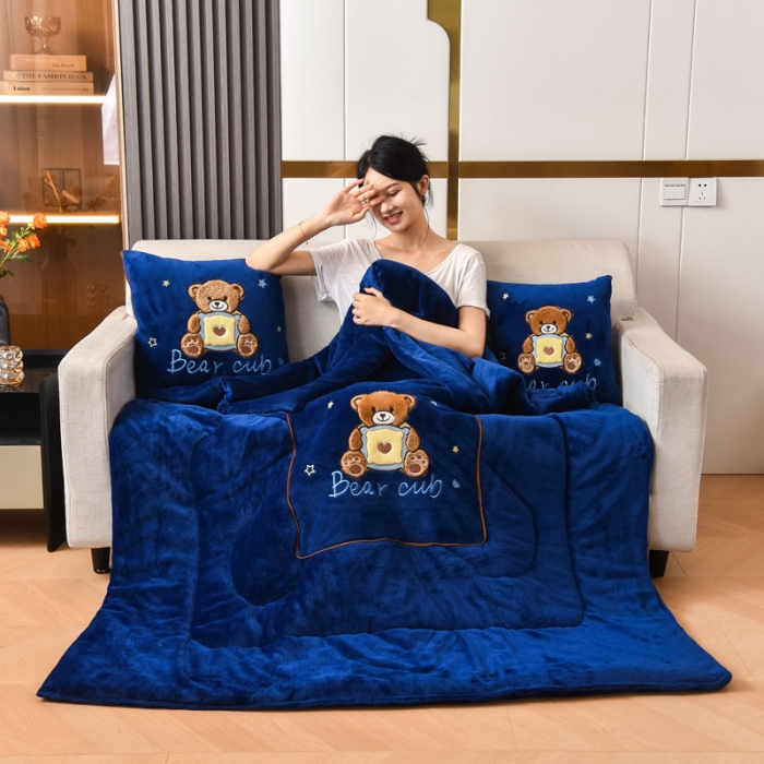 91家纺网 家纺一手货源 找家纺 阳光依佰2022新款牛奶绒多功能抱枕被系列-艾尼熊 藏蓝