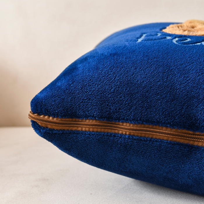 91家纺网 家纺一手货源 找家纺 阳光依佰2022新款牛奶绒多功能抱枕被系列-艾尼熊 藏蓝