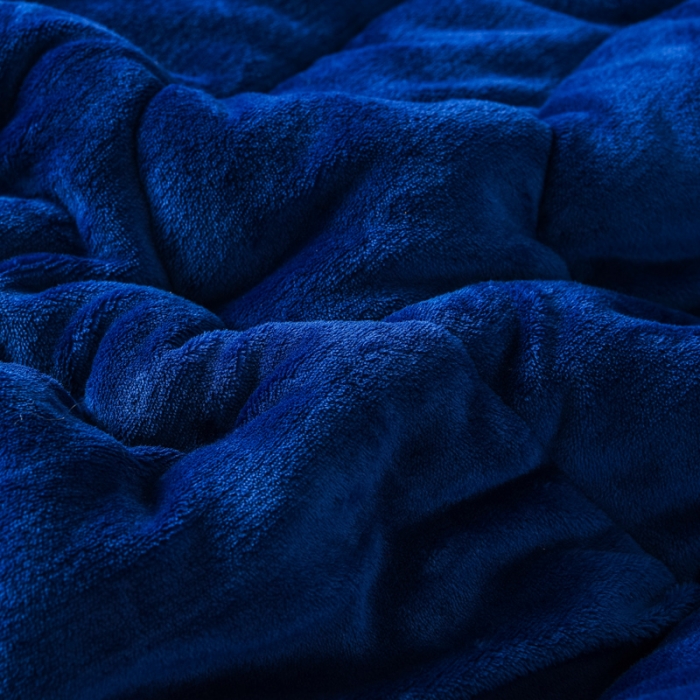 91家纺网 家纺一手货源 找家纺 阳光依佰2022新款牛奶绒多功能抱枕被系列-艾尼熊 藏蓝