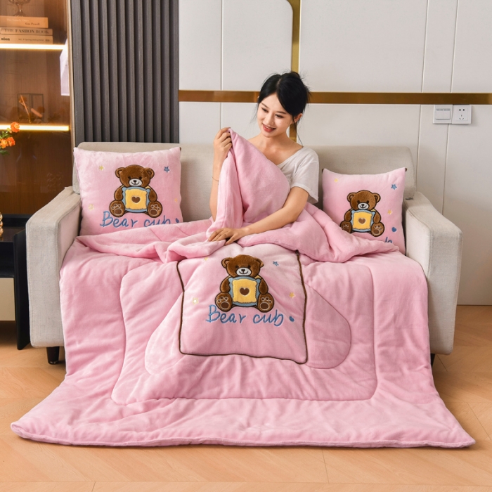 91家纺网 家纺一手货源 找家纺 阳光依佰2022新款牛奶绒多功能抱枕被系列-艾尼熊 粉玉