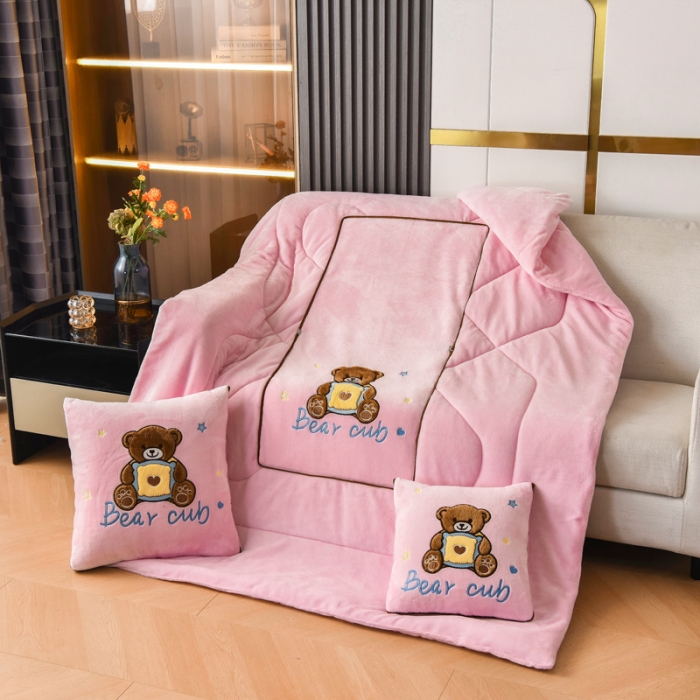 91家纺网 家纺一手货源 找家纺 阳光依佰2022新款牛奶绒多功能抱枕被系列-艾尼熊 粉玉