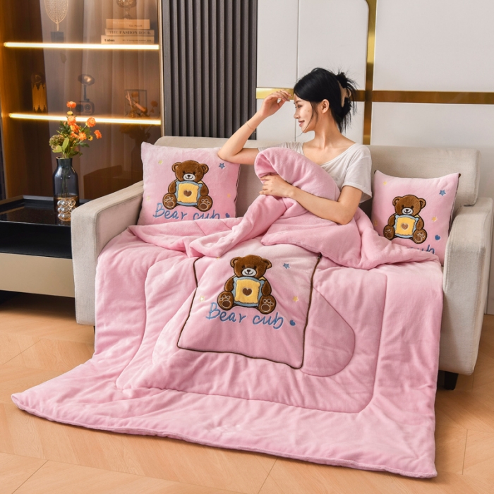 91家纺网 家纺一手货源 找家纺 阳光依佰2022新款牛奶绒多功能抱枕被系列-艾尼熊 粉玉