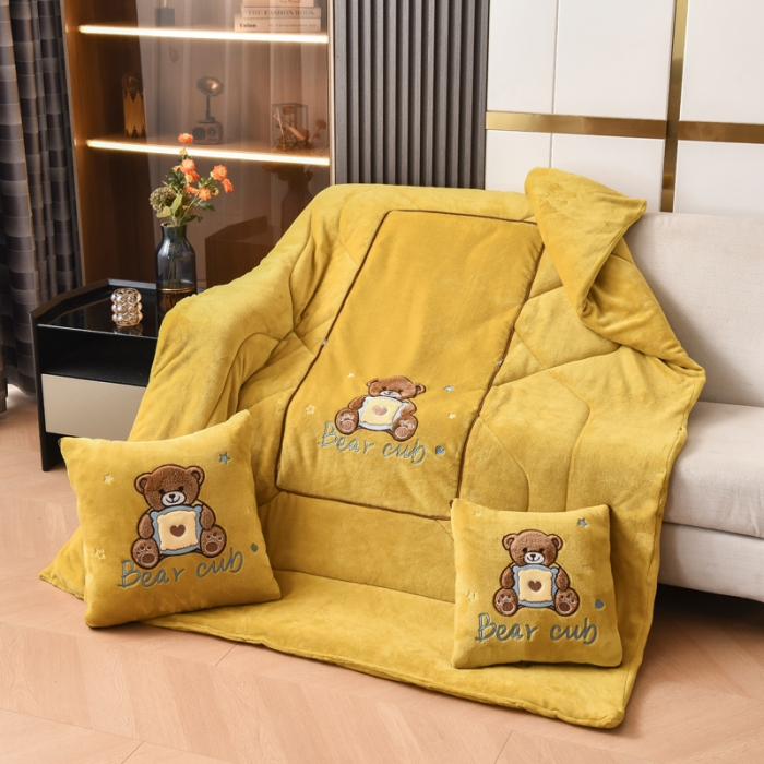 91家纺网 家纺一手货源 找家纺 阳光依佰2022新款牛奶绒多功能抱枕被系列-艾尼熊 明黄