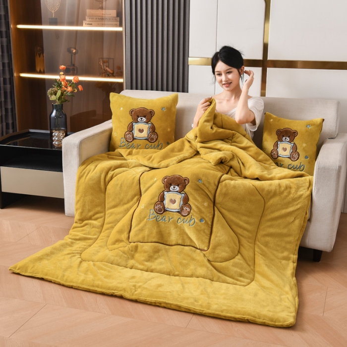 91家纺网 家纺一手货源 找家纺 阳光依佰2022新款牛奶绒多功能抱枕被系列-艾尼熊 明黄