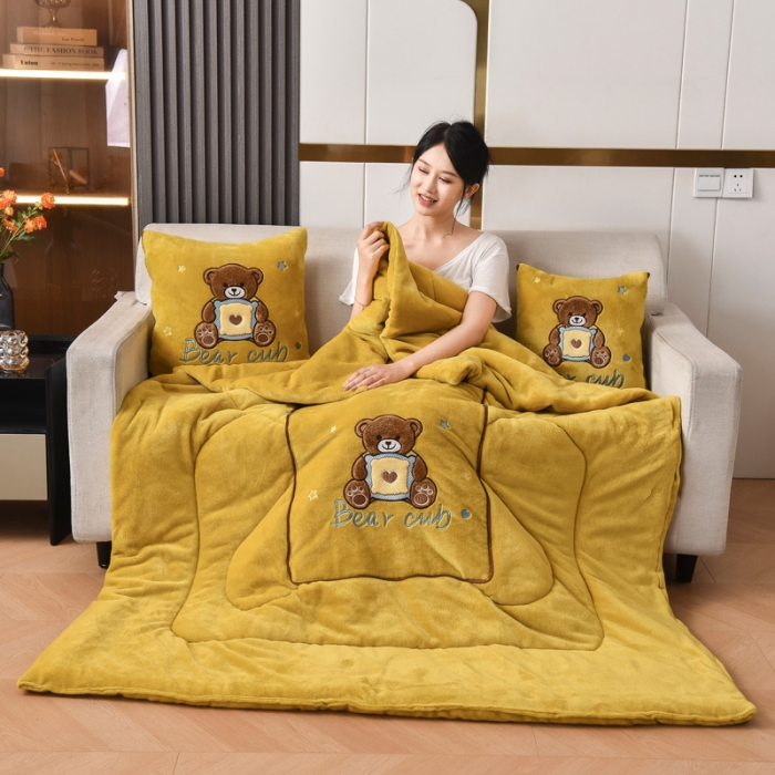 91家纺网 家纺一手货源 找家纺 阳光依佰2022新款牛奶绒多功能抱枕被系列-艾尼熊 明黄