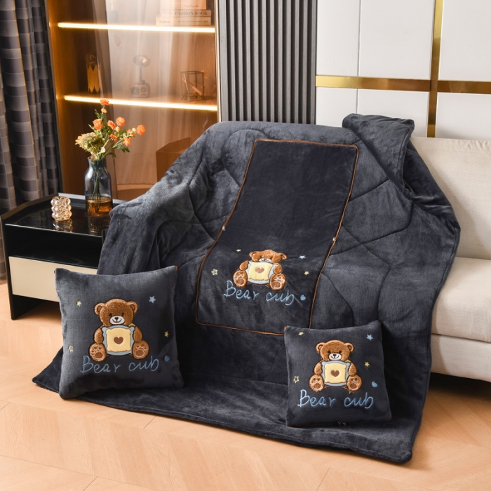 91家纺网 家纺一手货源 找家纺 阳光依佰2022新款牛奶绒多功能抱枕被系列-艾尼熊 深灰