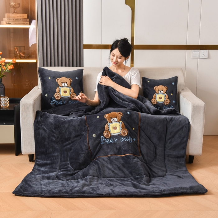 91家纺网 家纺一手货源 找家纺 阳光依佰2022新款牛奶绒多功能抱枕被系列-艾尼熊 深灰