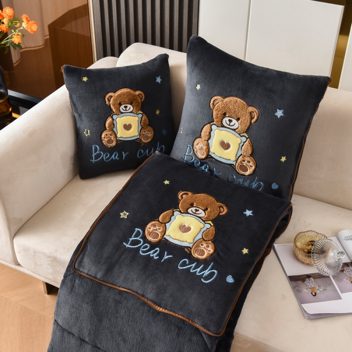 91家纺网 家纺一手货源 找家纺 阳光依佰2022新款牛奶绒多功能抱枕被系列-艾尼熊 深灰