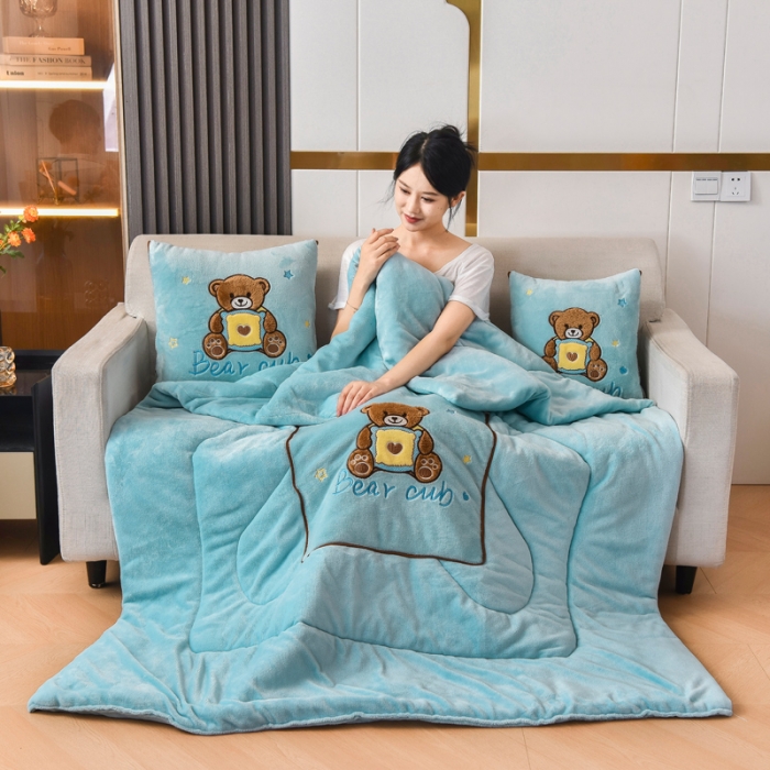 91家纺网 家纺一手货源 找家纺 阳光依佰2022新款牛奶绒多功能抱枕被系列-艾尼熊 天蓝
