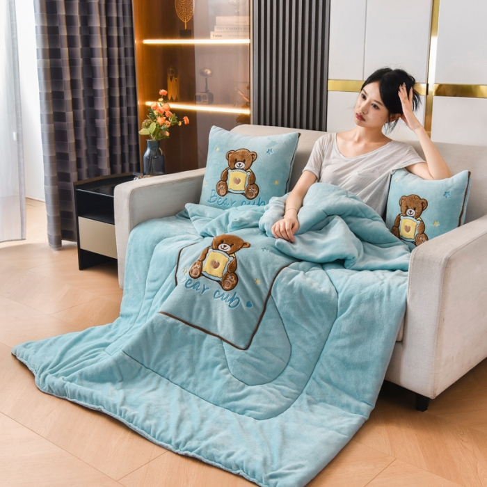 91家纺网 家纺一手货源 找家纺 阳光依佰2022新款牛奶绒多功能抱枕被系列-艾尼熊 天蓝