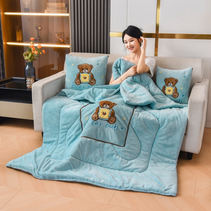 91家纺网 家纺一手货源 找家纺 阳光依佰2022新款牛奶绒多功能抱枕被系列-艾尼熊 天蓝