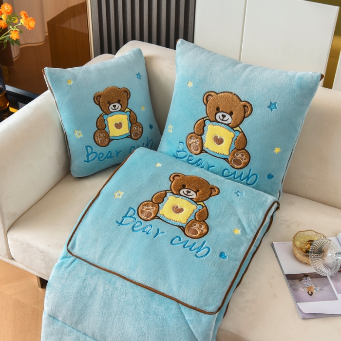 91家纺网 家纺一手货源 找家纺 阳光依佰2022新款牛奶绒多功能抱枕被系列-艾尼熊 天蓝