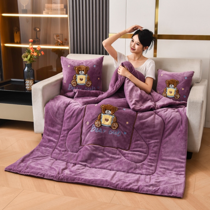 91家纺网 家纺一手货源 找家纺 阳光依佰2022新款牛奶绒多功能抱枕被系列-艾尼熊 紫色