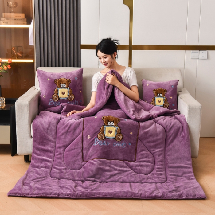 91家纺网 家纺一手货源 找家纺 阳光依佰2022新款牛奶绒多功能抱枕被系列-艾尼熊 紫色