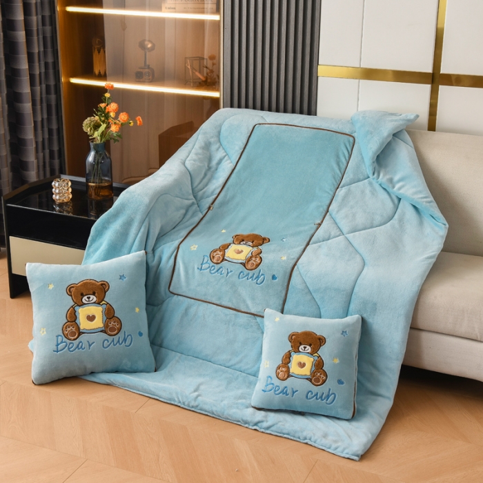 91家纺网 家纺一手货源 找家纺 阳光依佰2022新款牛奶绒多功能抱枕被系列-艾尼熊 天蓝