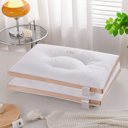 91家纺网 家纺一手货源 找家纺 全棉撞色刺绣绗缝立体护颈枕芯分区羽丝绒助眠枕头定型家用保健枕