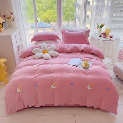 91家纺网 家纺一手货源 找家纺 珺柔 2022新款200克重牛奶绒毛巾绣四件套 开心鸭（豆沙）