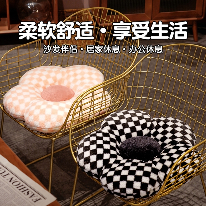 91家纺网 家纺一手货源 找家纺 仟亿莱 2022新款棋盘格花瓣坐垫 粉色格子