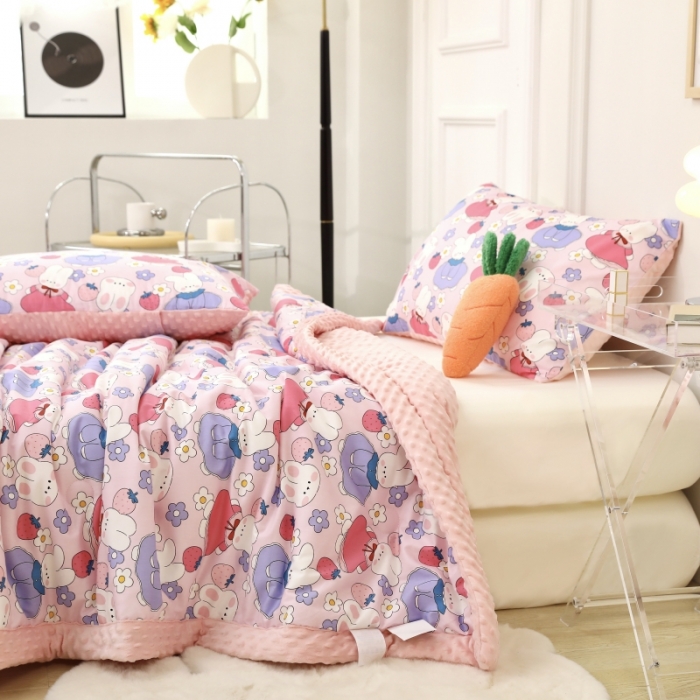 91家纺网 家纺一手货源 找家纺 星期八  2022新款全棉豆豆被春秋被-系列一 草莓兔