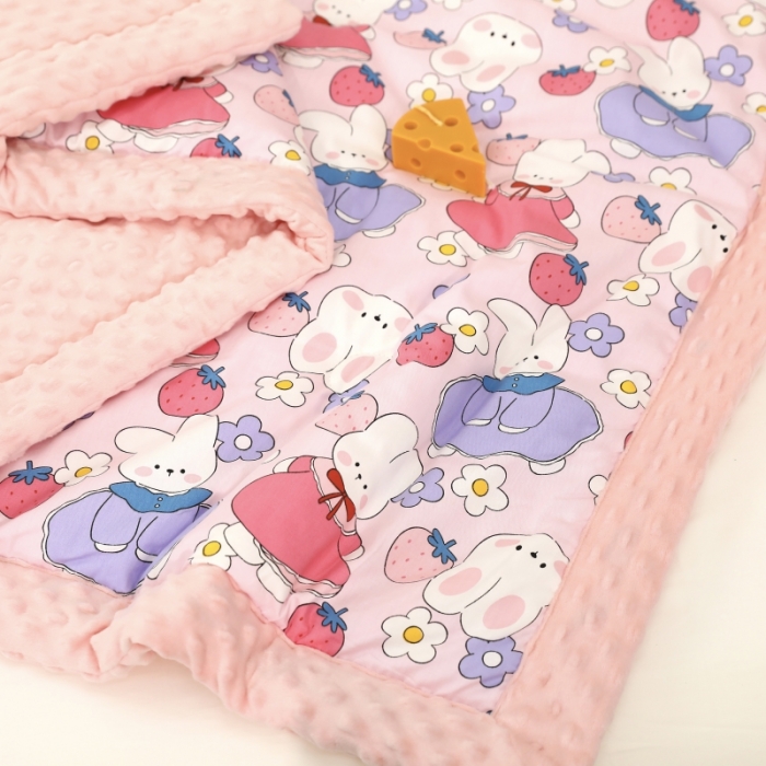 91家纺网 家纺一手货源 找家纺 星期八  2022新款全棉豆豆被春秋被-系列一 草莓兔