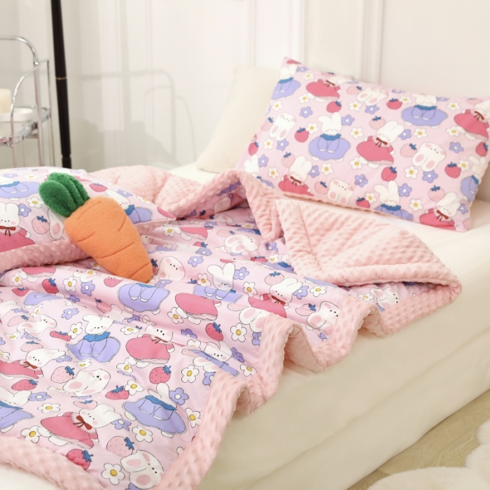 91家纺网 家纺一手货源 找家纺 星期八  2022新款全棉豆豆被春秋被-系列一 草莓兔