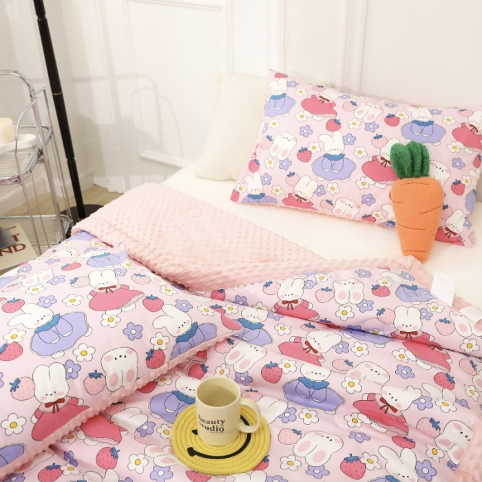 91家纺网 家纺一手货源 找家纺 星期八  2022新款全棉豆豆被春秋被-系列一 草莓兔