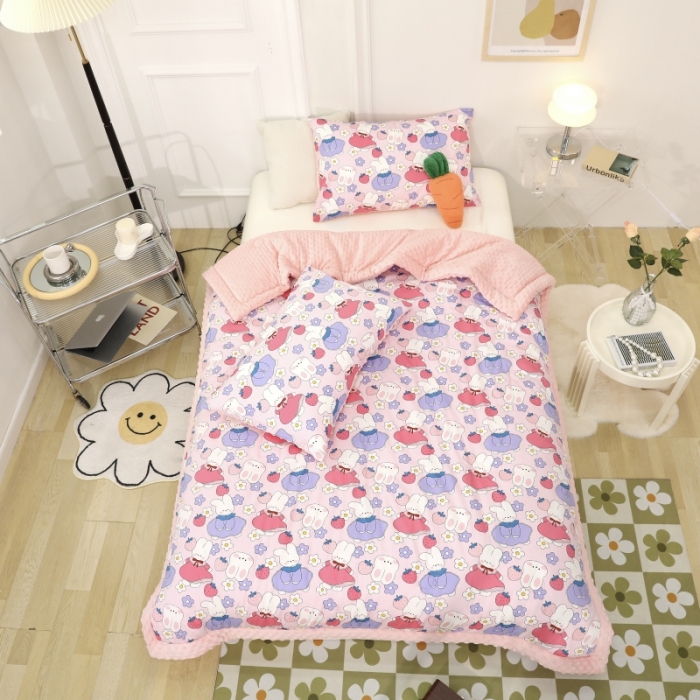 91家纺网 家纺一手货源 找家纺 星期八  2022新款全棉豆豆被春秋被-系列一 草莓兔