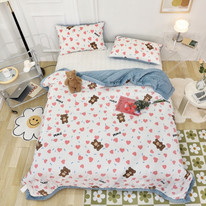 91家纺网 家纺一手货源 找家纺 星期八  2022新款全棉豆豆被春秋被-系列二 爱心熊