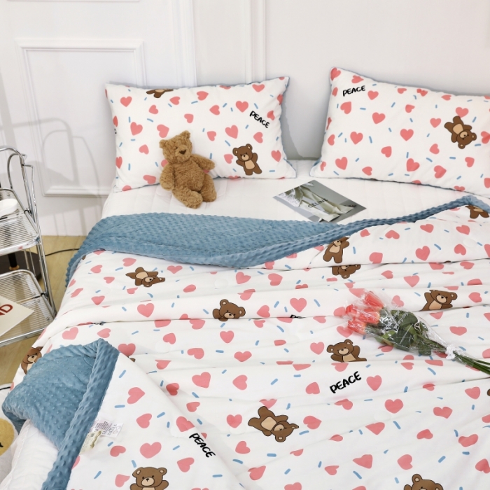 91家纺网 家纺一手货源 找家纺 星期八  2022新款全棉豆豆被春秋被-系列二 爱心熊