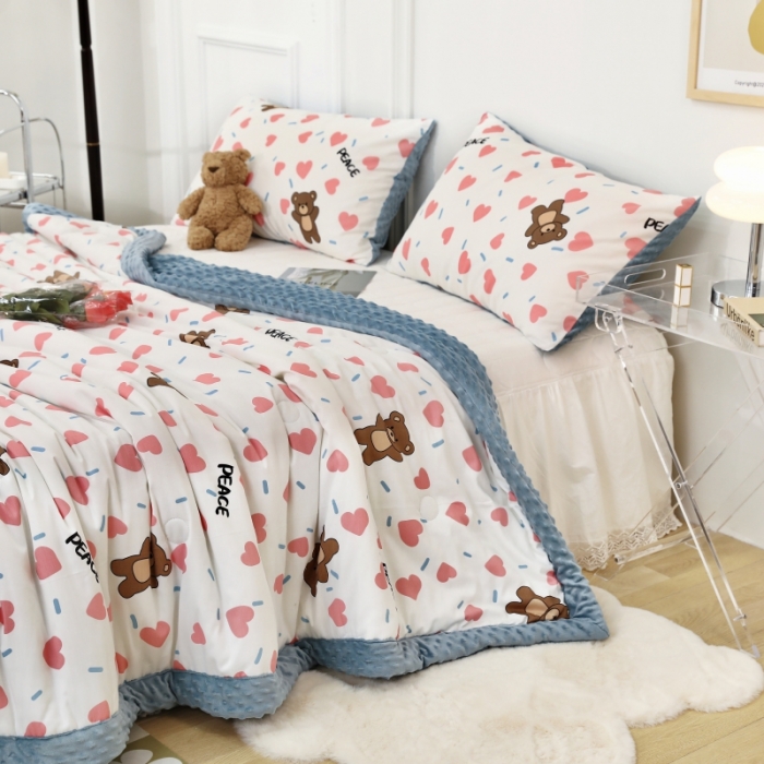 91家纺网 家纺一手货源 找家纺 星期八  2022新款全棉豆豆被春秋被-系列二 爱心熊