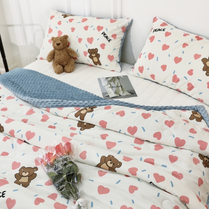 91家纺网 家纺一手货源 找家纺 星期八  2022新款全棉豆豆被春秋被-系列二 爱心熊