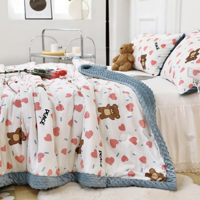 91家纺网 家纺一手货源 找家纺 星期八  2022新款全棉豆豆被春秋被-系列二 爱心熊