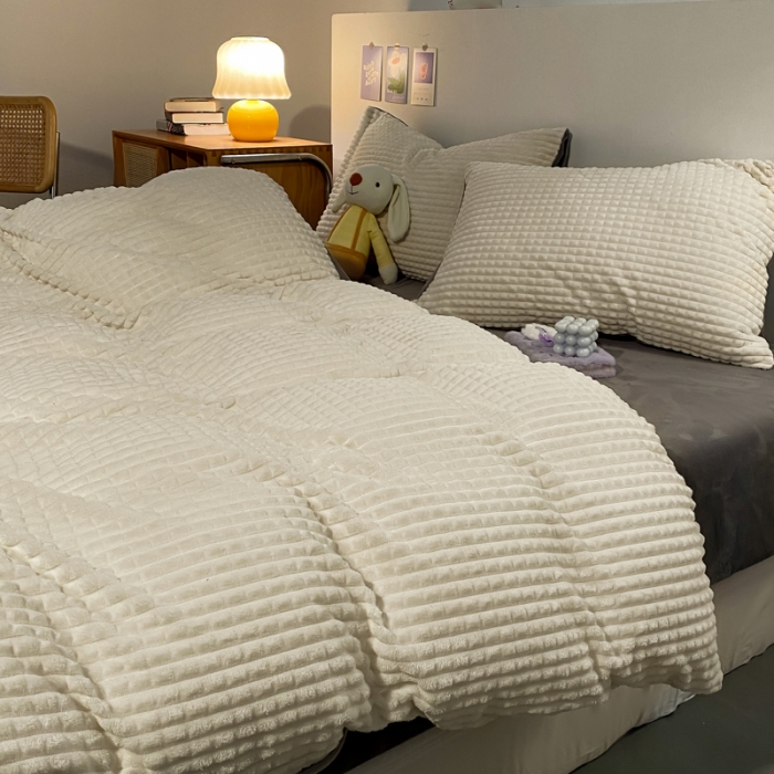 91家纺网 家纺一手货源 找家纺 慕澄 2024新款牛奶绒剪花简约款四件套 简约-白