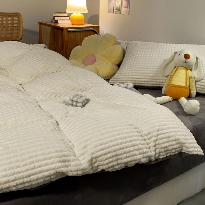 91家纺网 家纺一手货源 找家纺 慕澄 2024新款牛奶绒剪花简约款四件套 简约-白