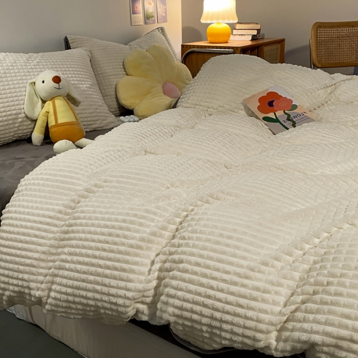 91家纺网 家纺一手货源 找家纺 慕澄 2024新款牛奶绒剪花简约款四件套 简约-白