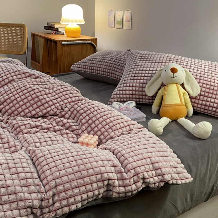 91家纺网 家纺一手货源 找家纺 慕澄 2024新款牛奶绒剪花简约款四件套 简约-红