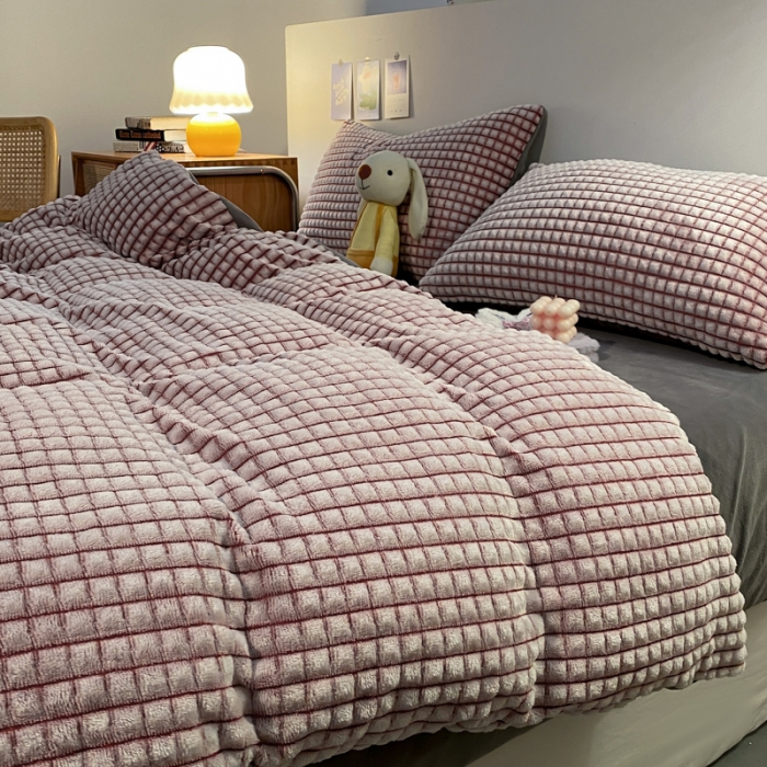 91家纺网 家纺一手货源 找家纺 慕澄 2024新款牛奶绒剪花简约款四件套 简约-红