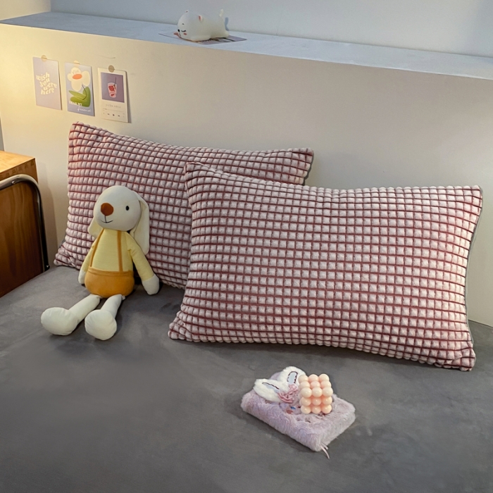 91家纺网 家纺一手货源 找家纺 慕澄 2024新款牛奶绒剪花简约款四件套 简约-红