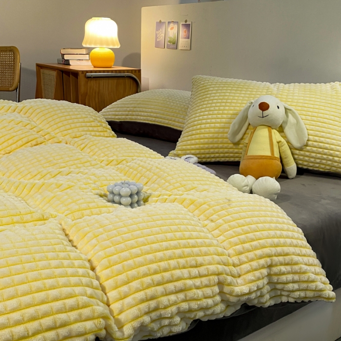 91家纺网 家纺一手货源 找家纺 慕澄 2024新款牛奶绒剪花简约款四件套 简约-黄