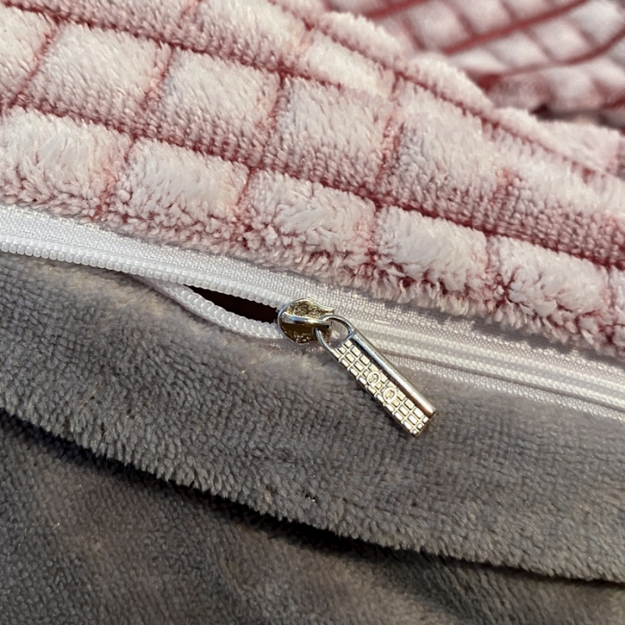 91家纺网 家纺一手货源 找家纺 慕澄 2024新款牛奶绒剪花简约款四件套 简约-红